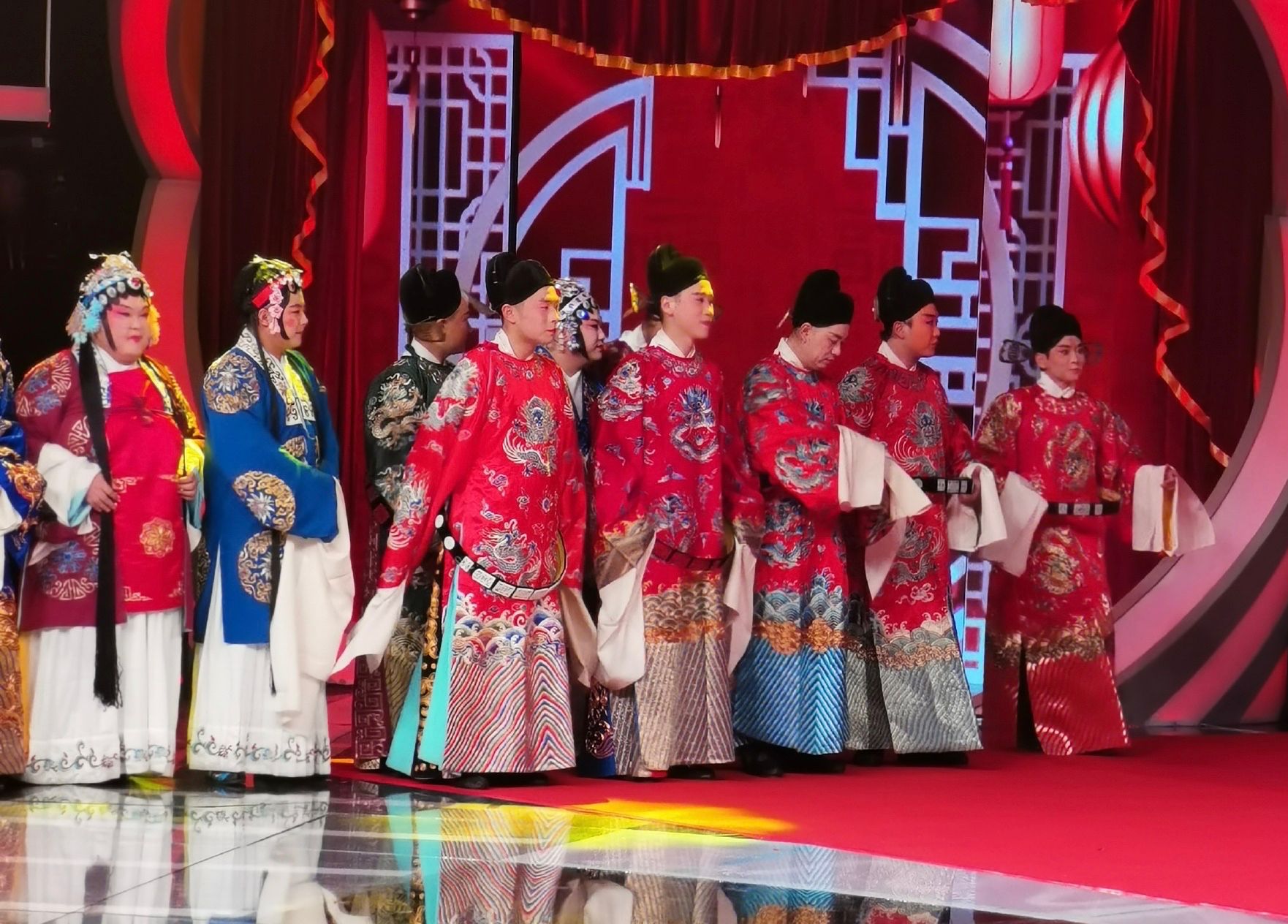 德云社相声春晚郭德纲唱大戏，于谦变郭夫人，多人扮女装惊艳