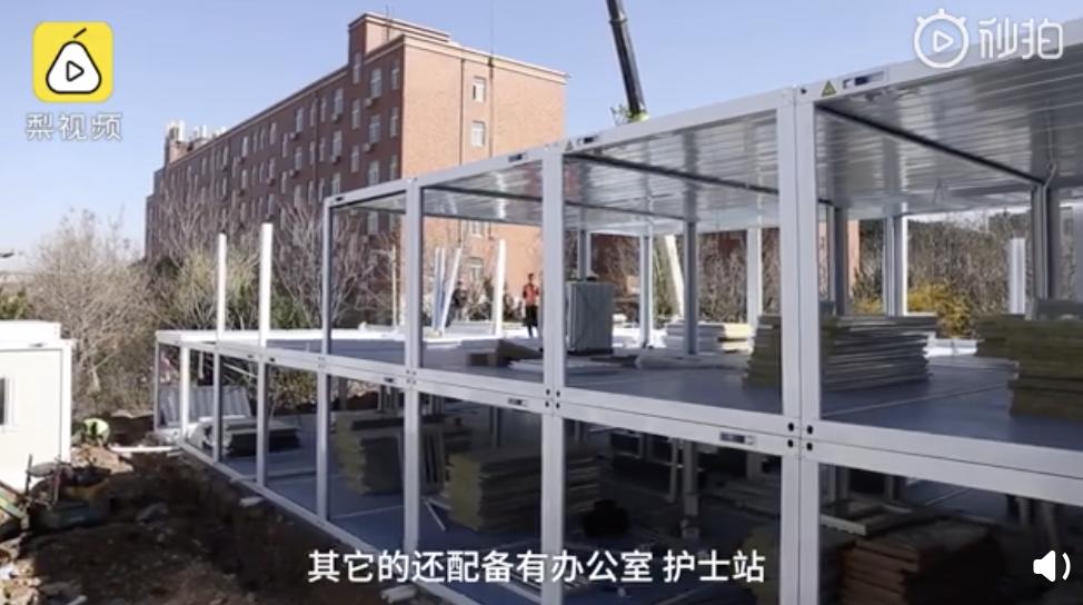 山东一学校食堂火了!一张餐桌4个凳子锁了3个,只容一人孤独地坐着