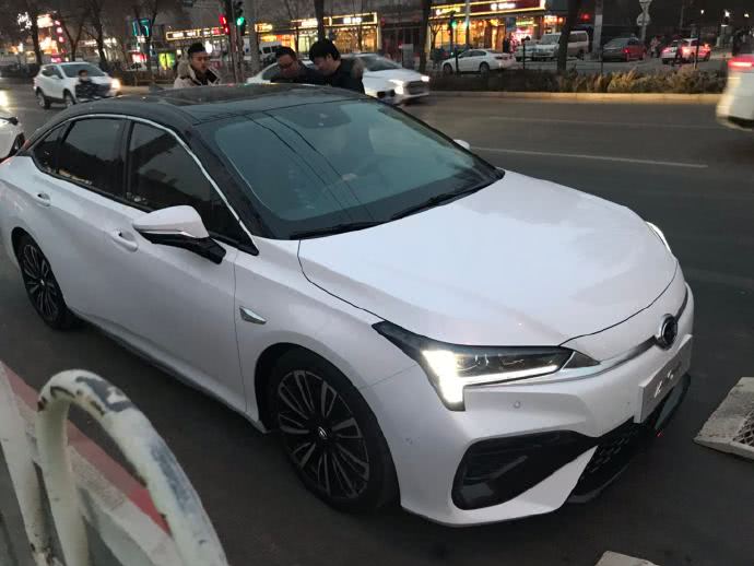 广汽aions汽车,街头偶遇爱江山更爱美人