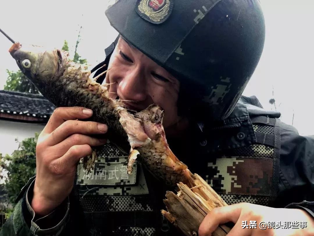 特种兵敬礼动态图,迷彩服军人背面敬礼照片