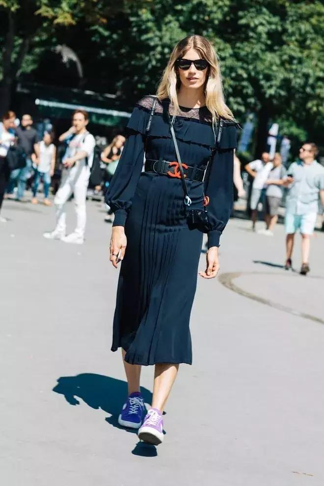 天气回暖怎么穿?裙子+运动鞋是时尚人群中热度最高的搭配法则