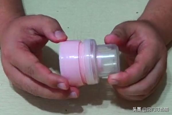 洗衣液用完了的桶怎么改成花瓶,小窍门洗衣液桶改造