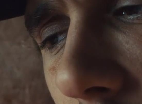 又渴又疼！手臂被石头卡住五天五夜？这部电影告诉你如何断臂求生