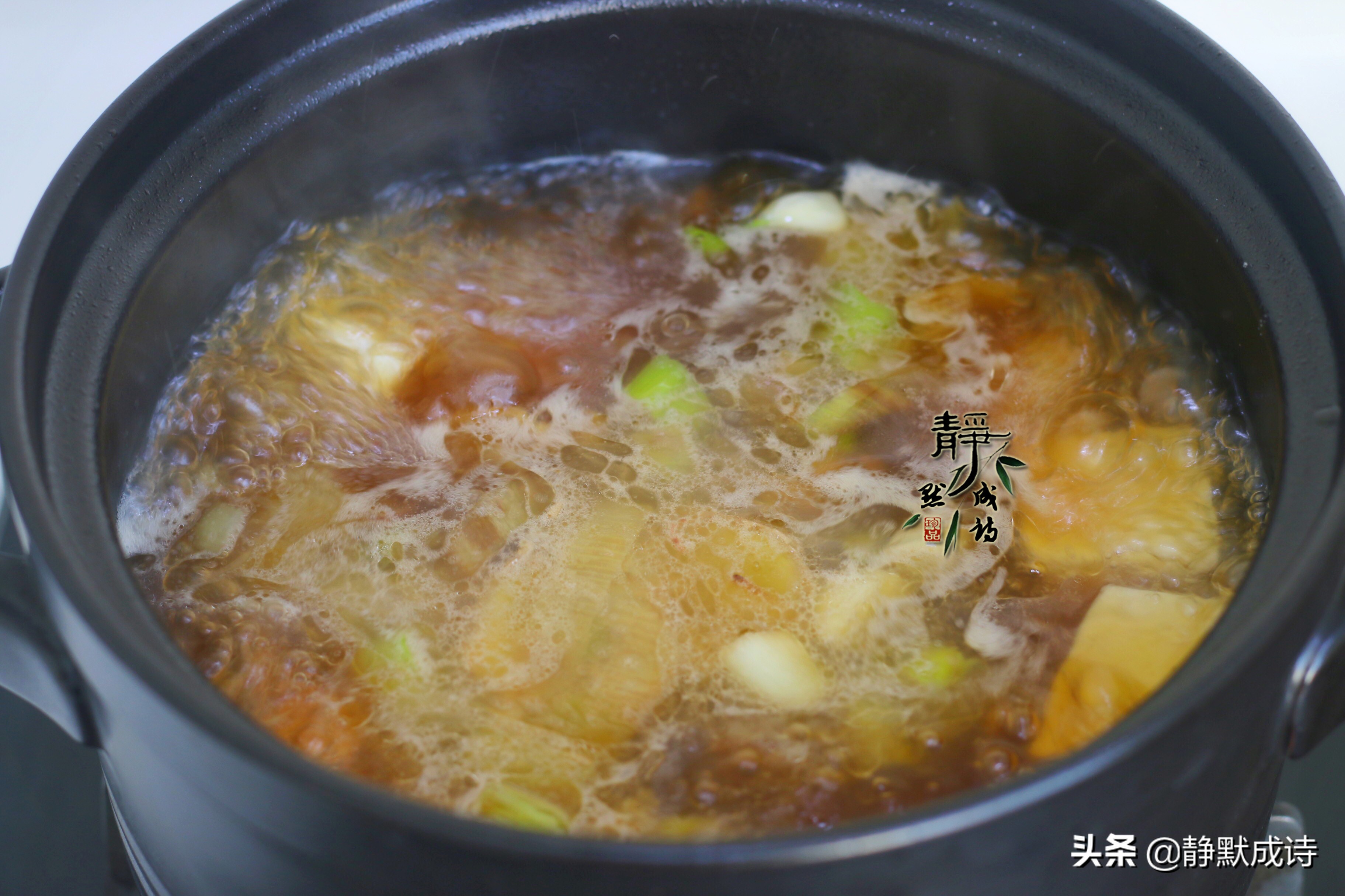 绿叶菜炖久了会不会变黄,为什么绿叶菜煮了变黄