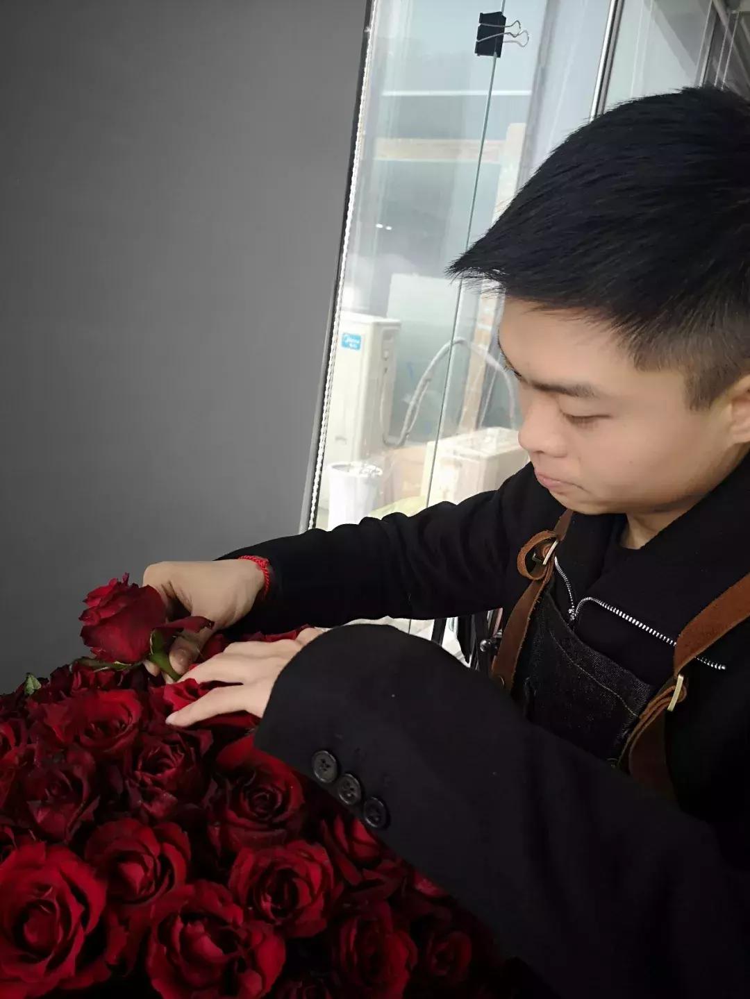 撒花瓣婚礼小哥哥,撒花小哥哥