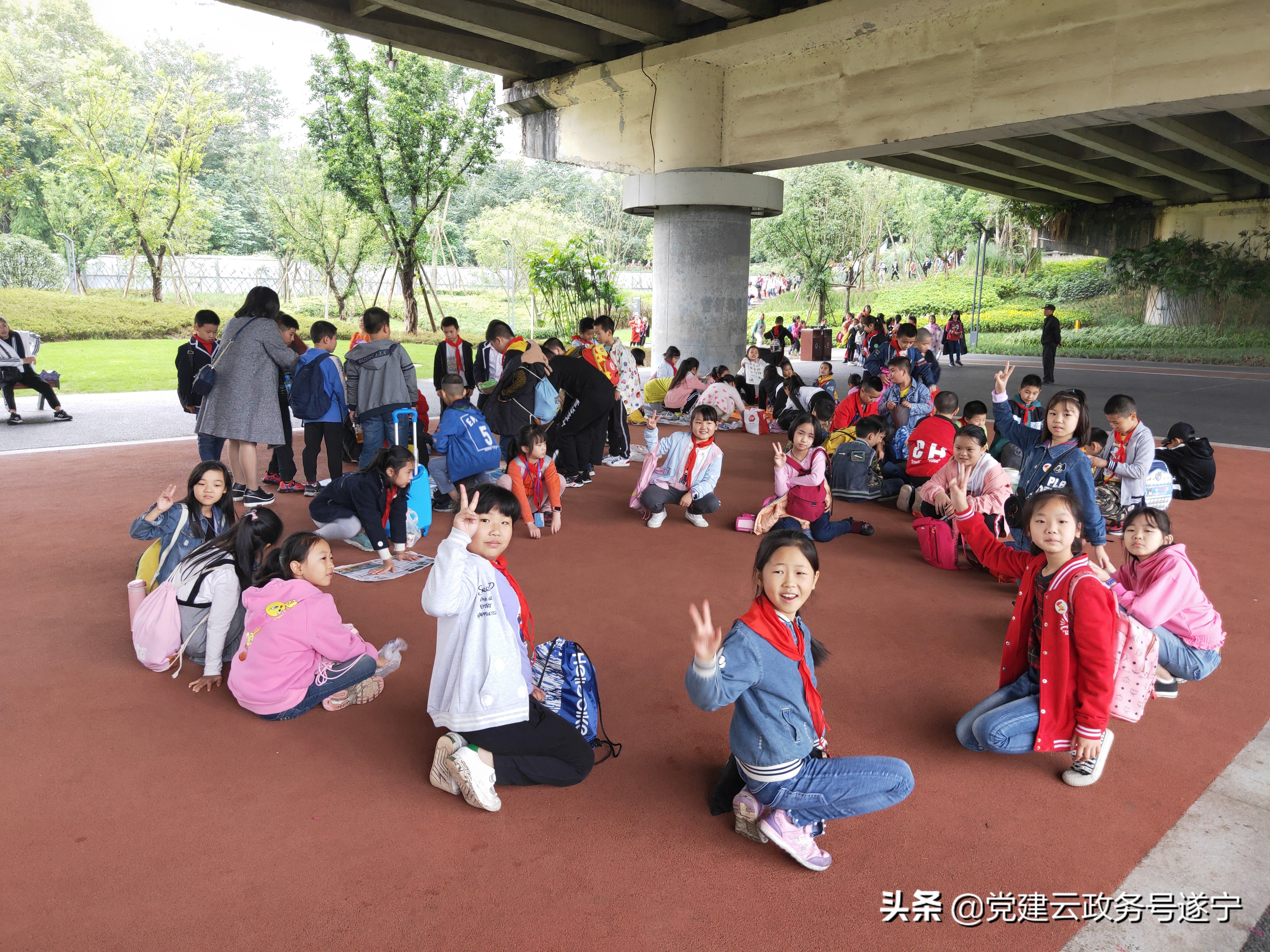 冬季综合实践活动小学,小学生秋季远足实践活动简报