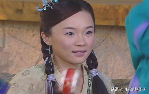 用丝带编麻花的古装女子，石榴与世无争、紫儿符合董永经济情况