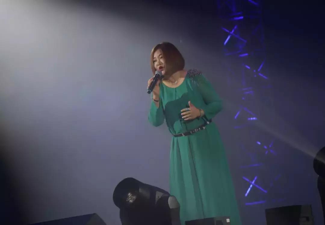 陈瑞庄心妍还有谁,庄心妍沈阳演唱会穿的红色西装