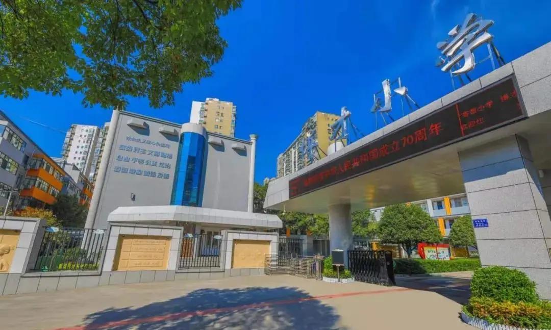 8字头起!地铁口瞰江美宅即将首开