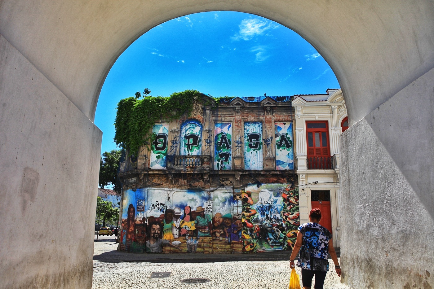 娱乐至死的里约不止狂欢节，怪教堂250彩梯比基尼足球，亮眼