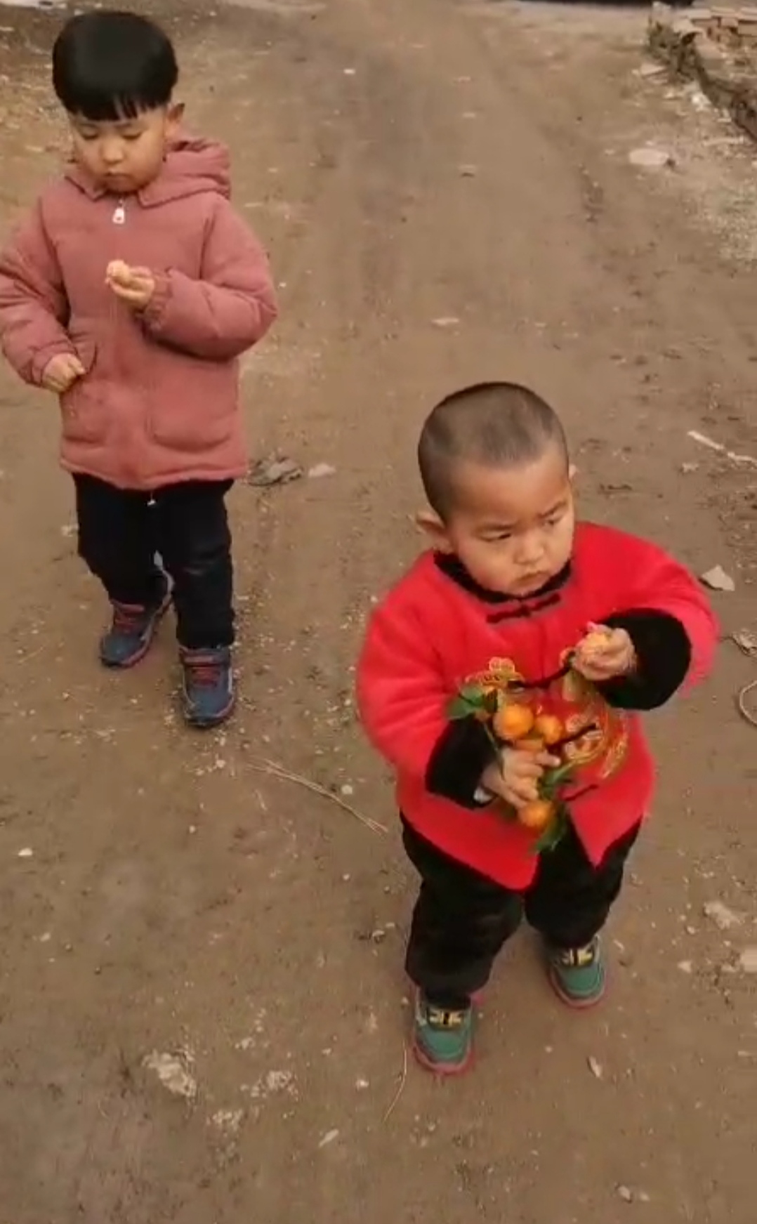 亲朋好友热情款待，孩子“吃不停”，临走还要“拿”？别馋了