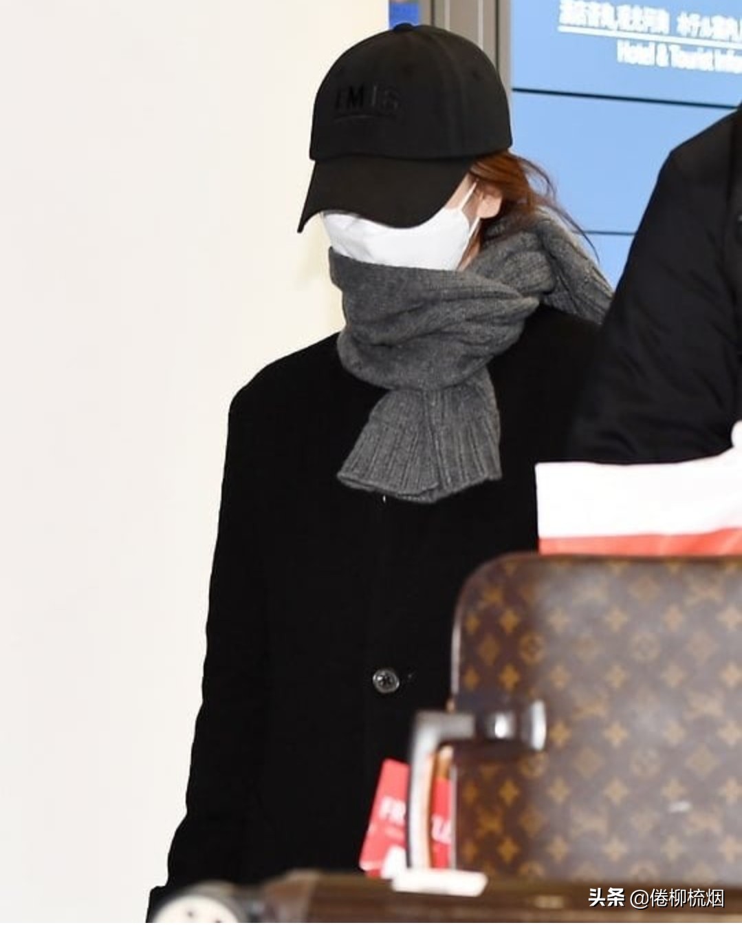 宋慧乔身穿一身白衣,宋慧乔的低调机场穿搭真时尚