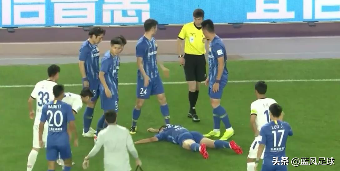 太吓人！足协杯再现恐怖1幕，21岁中场惨遭对手爆头当场昏迷