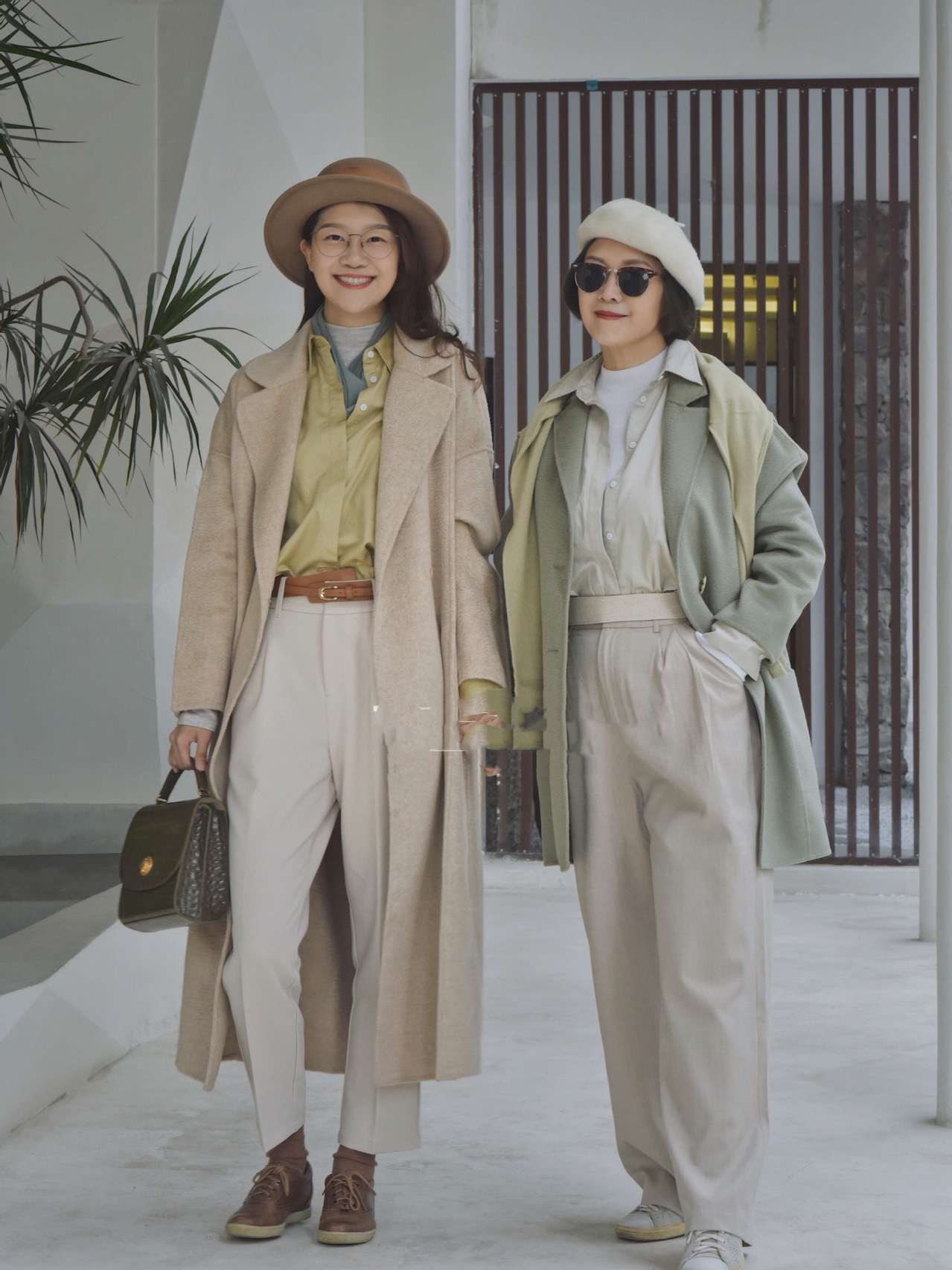 上了岁数的女人，冬天穿衣要有讲究，帽子+呢大衣，时髦又显气质