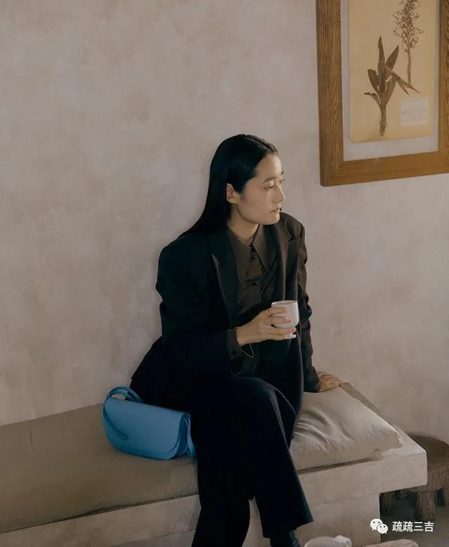 韩剧小女孩背个斜挎包,小众轻奢女士包袋