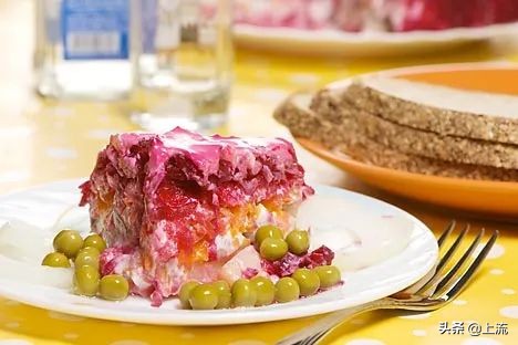 为啥俄罗斯大汉总是背着老婆钻树林？