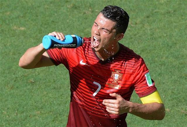 足球运动员运动饮料,为什么足球运动员饮料瓶要喷一下