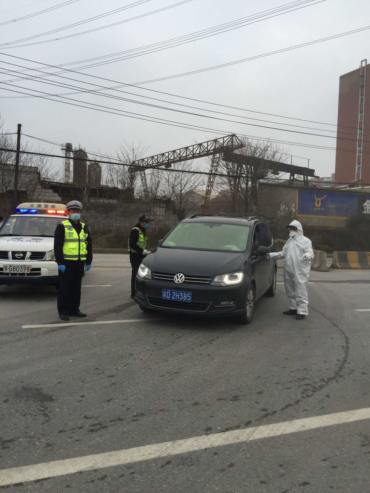 59岁老民警主动请缨上疫情防控一线，龙其安以卡为家创作抗疫诗歌