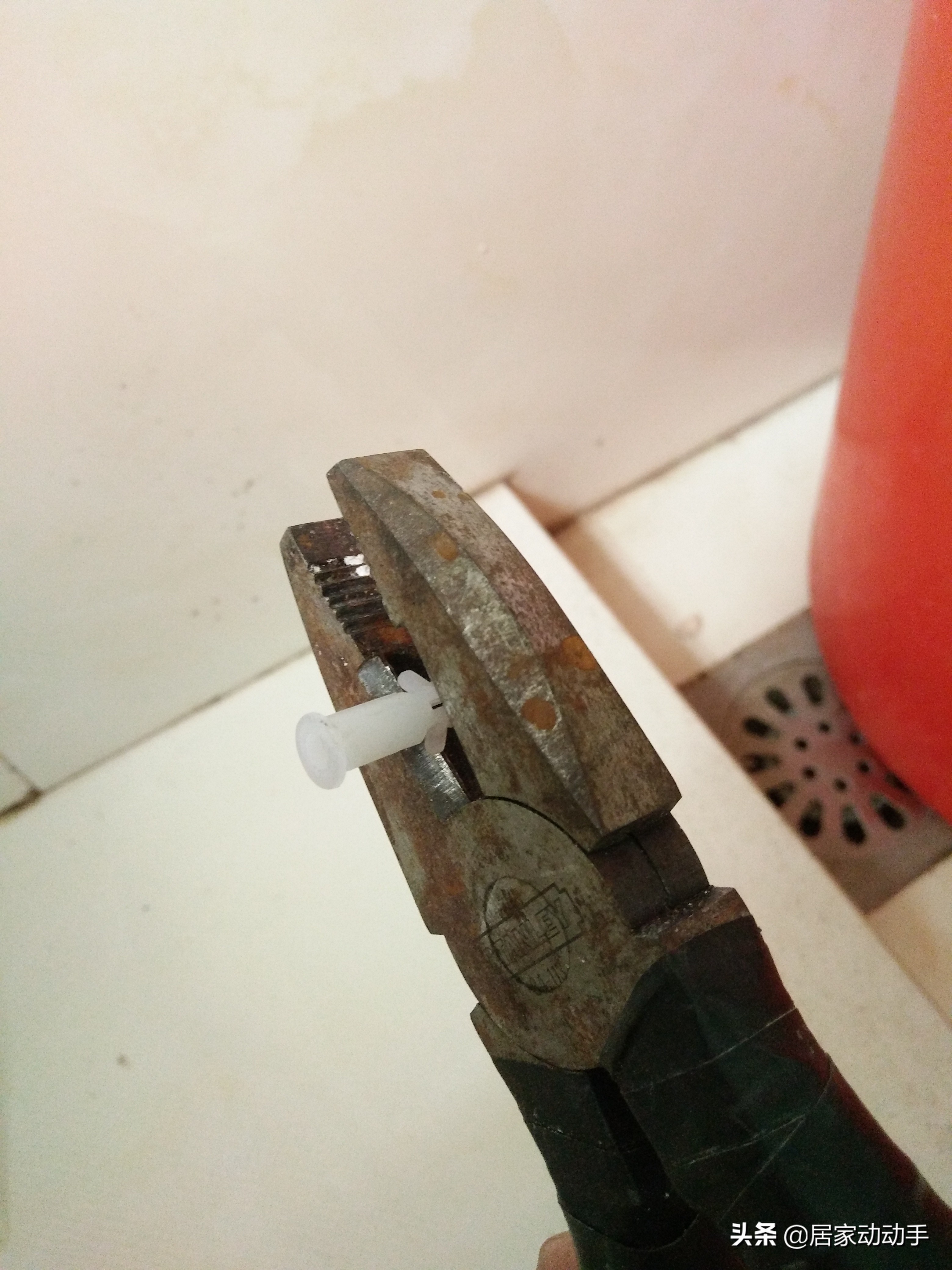 毛巾架底座脱落怎么修复,毛巾架杆掉出来怎么解决