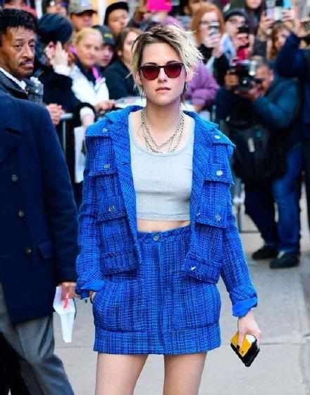 31岁暮光女罕见穿华丽裙装 (暮光蓝小西装搭配)