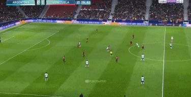 梅西低头看球过人,梅西望姆兴叹