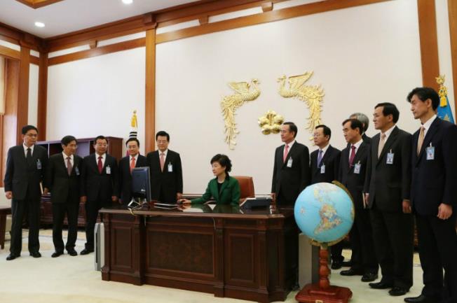 世界领导人办公室内景：普京各种现代化设备，特朗普只有两部电话