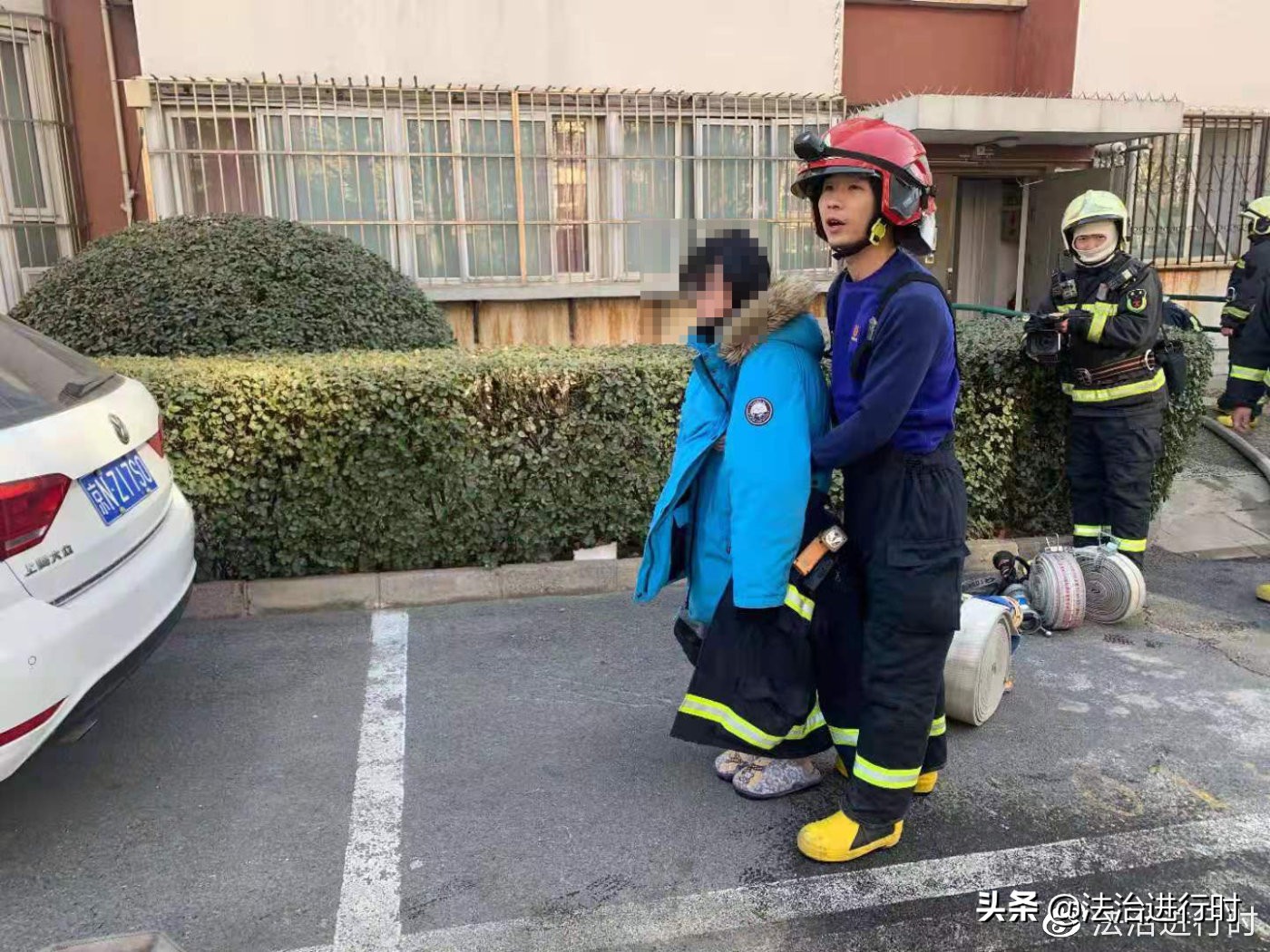 火灾现场一女子逃生,家中起火女子被消防员救出