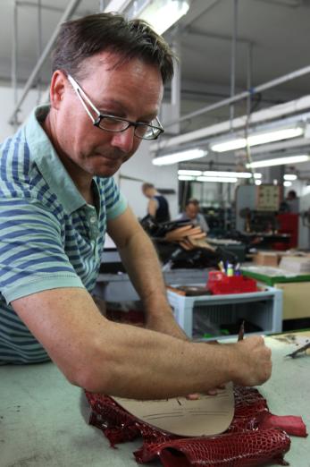 马尔凯也有一家叫LV的店，不过人家做的是皮鞋