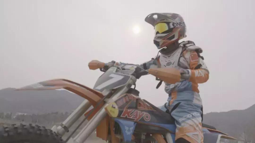 史上最嫩的“追风少年”：5岁就参加摩托车越野锦标赛，从此一发不可收拾！