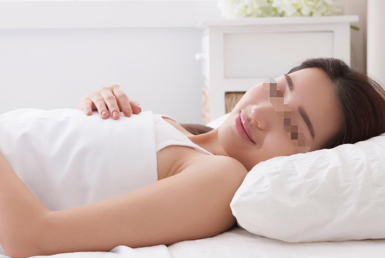 胎宝宝大小和手的比较,胎宝宝发育过程头的位置变化