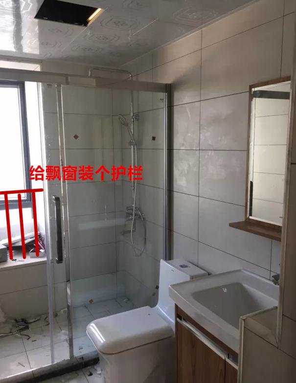 卫生间才多大面积，还被飘窗占了空间想砸掉！物业：我在盯着你家
