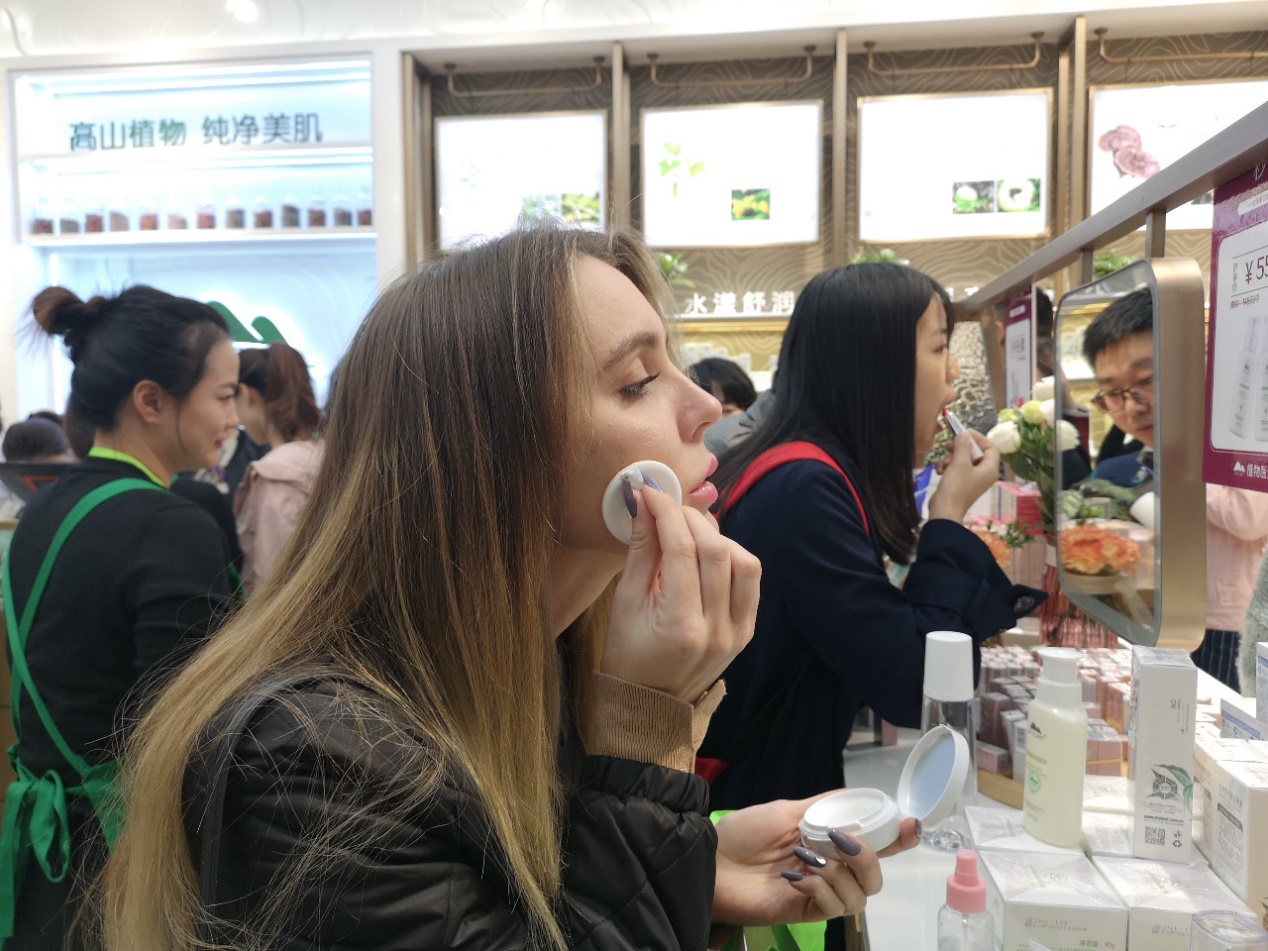 从崇洋→洋崇，被外国小姐姐追捧的国货了解一下