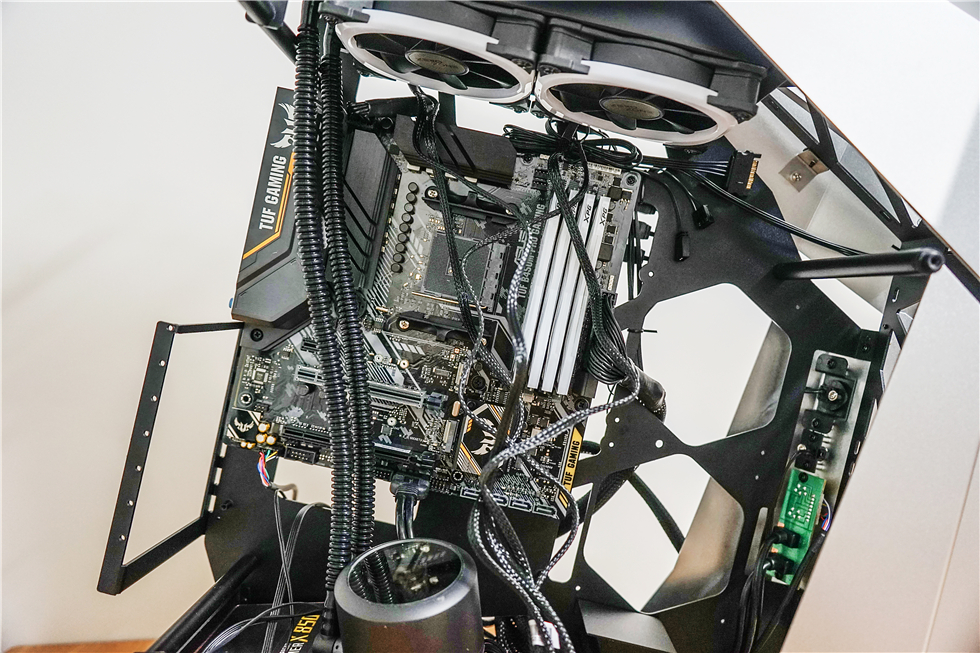 科技以灯为本，3600X+B450+BMR-24水冷+大水牛铁血战士机箱装机秀