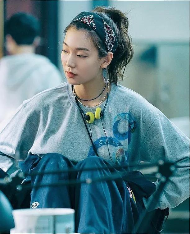 这个被嘲矮的超模火了！一脸硬伤，为啥还被Dior、Prada抢着宠？