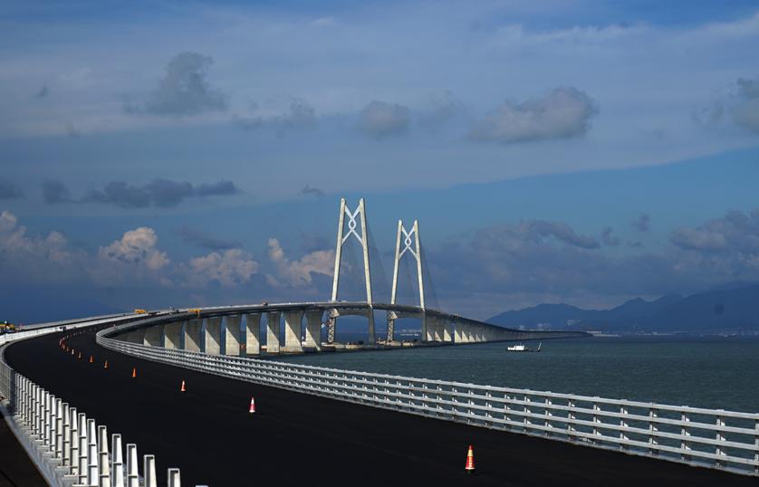 千亿港珠澳大桥已通车，李嘉诚曾强烈反对建桥，会因此损失惨重？