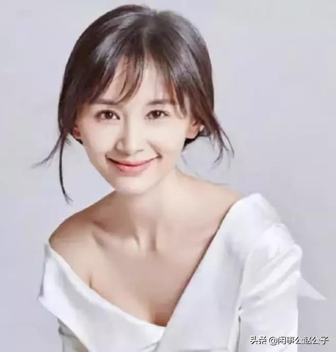 王子文在高铁上穿鞋拍照,王子文就坐高铁穿鞋踩桌板致歉