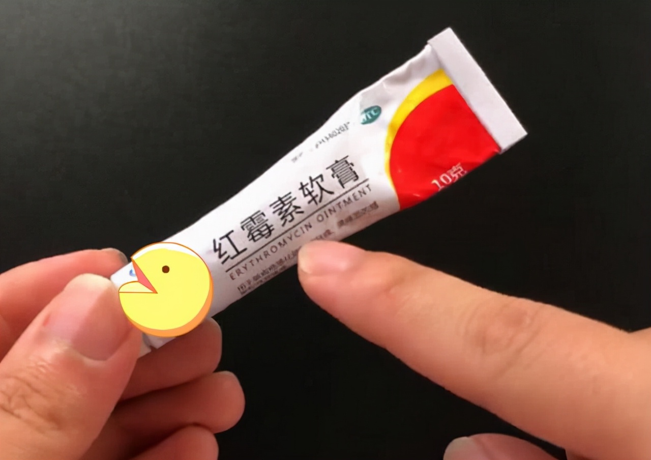 红霉素软膏下面肿可以涂吗,红霉素软膏涂在眼睑内会咋样