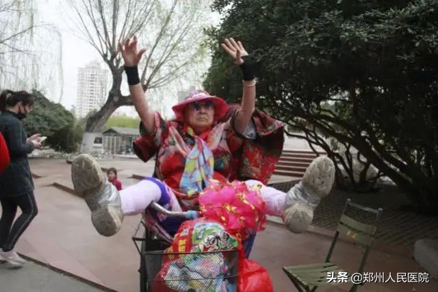 精神矍铄的网红“娃娃奶奶”发生了什么?竟然住进了ICU……