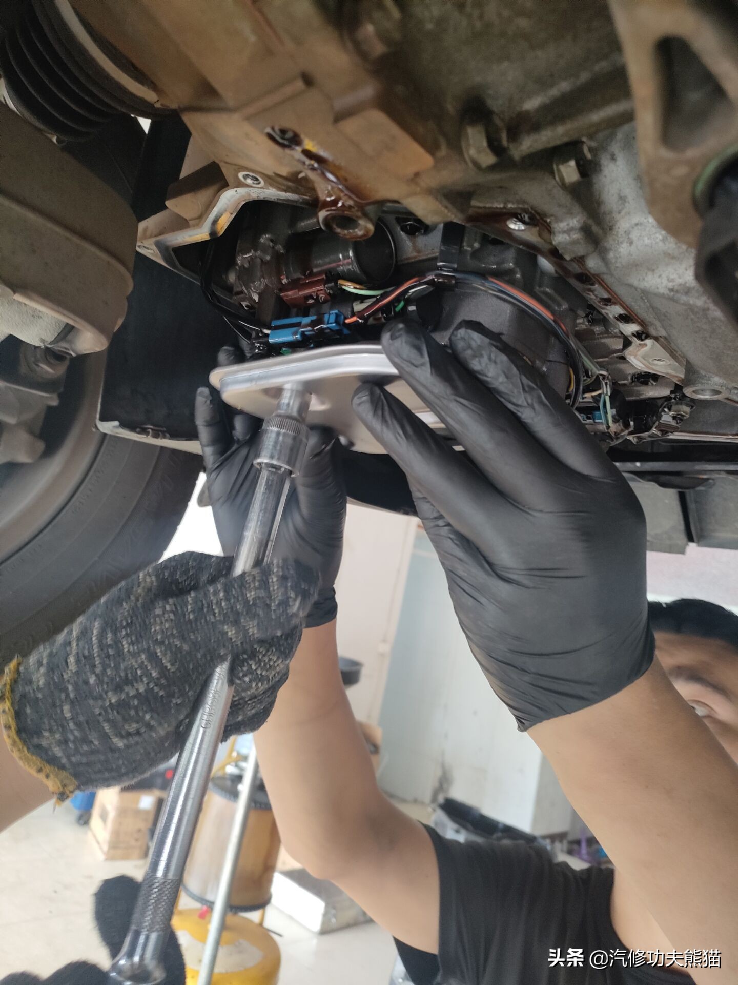 老途观发动机漏油维修,老途观涡轮增压器漏油维修多钱