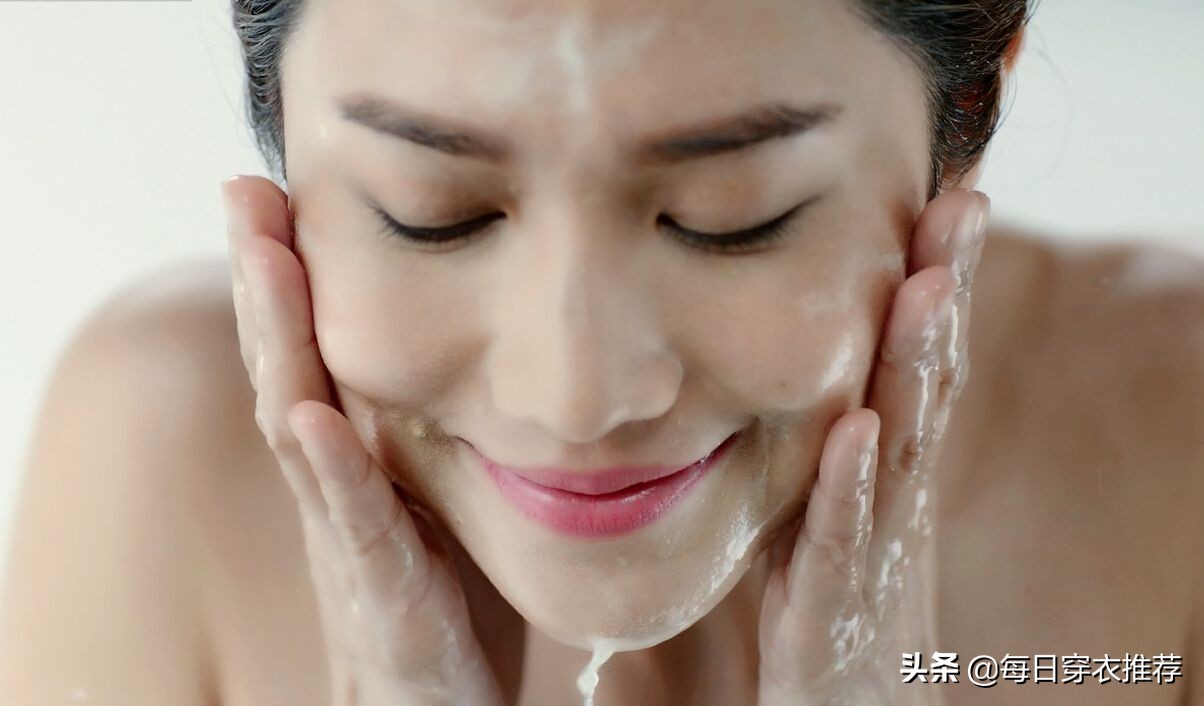 敷面膜时：上面的塑料纸切记别扔掉，教你正确方法，面膜吸收更好