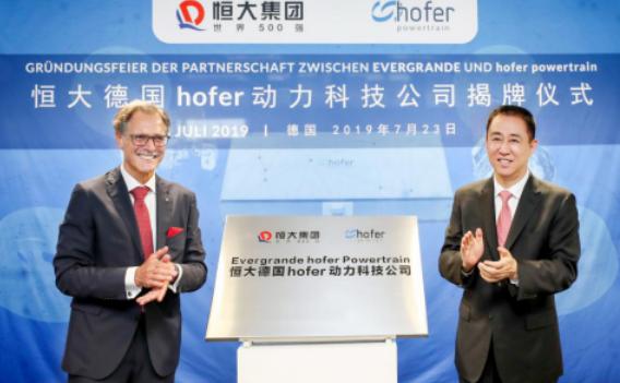 真爱粉！著名香港歌星李克勤身穿“恒驰”现身天体，支持广州恒大队