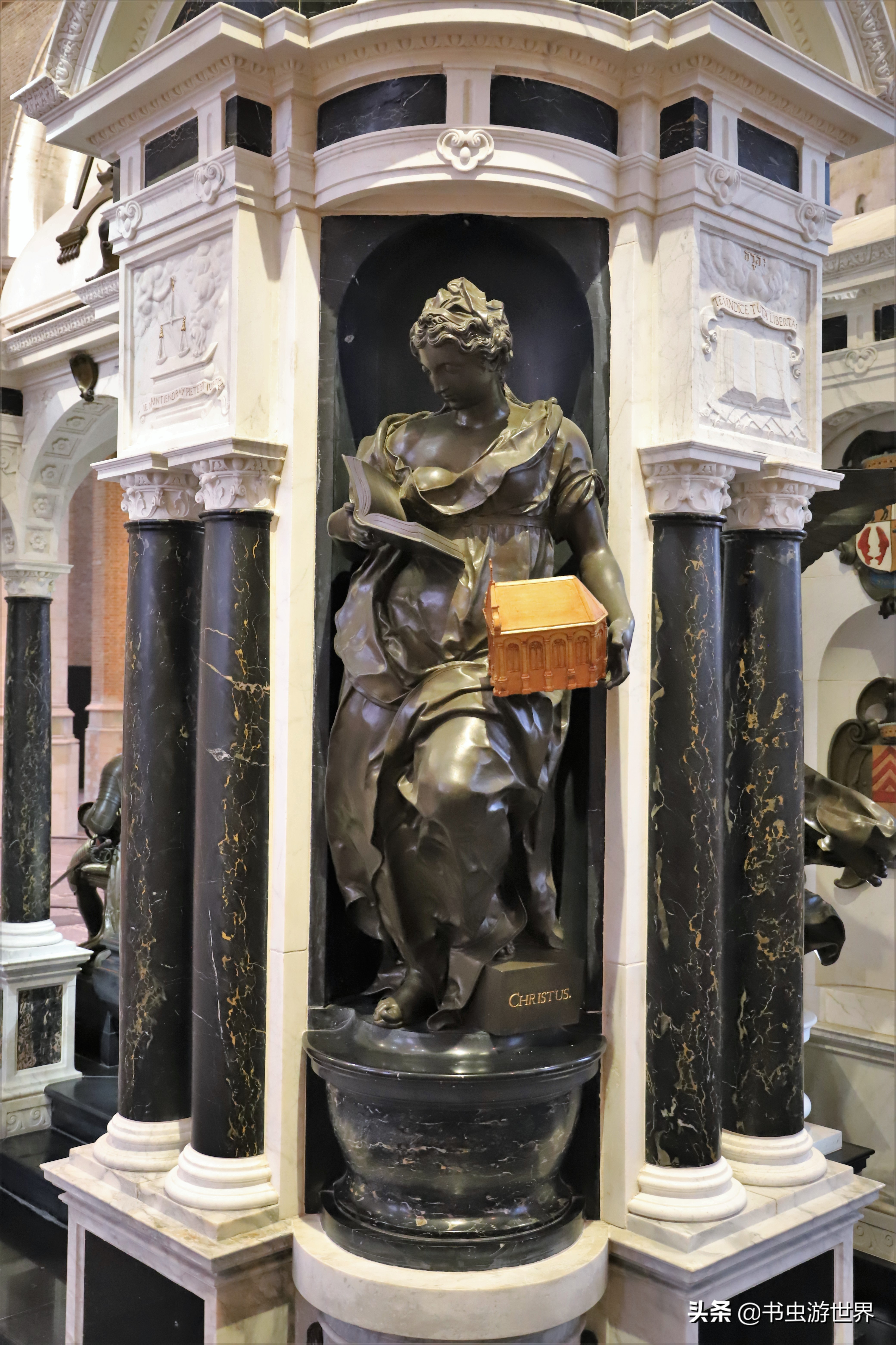 登上108米钟楼俯瞰13世纪古城，荷兰国父为何选择在这里安葬