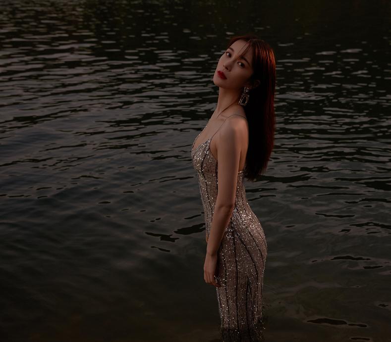 赵韩樱子终于大胆一回，穿半透明网纱裙凹造型，转身那刻太唯美了