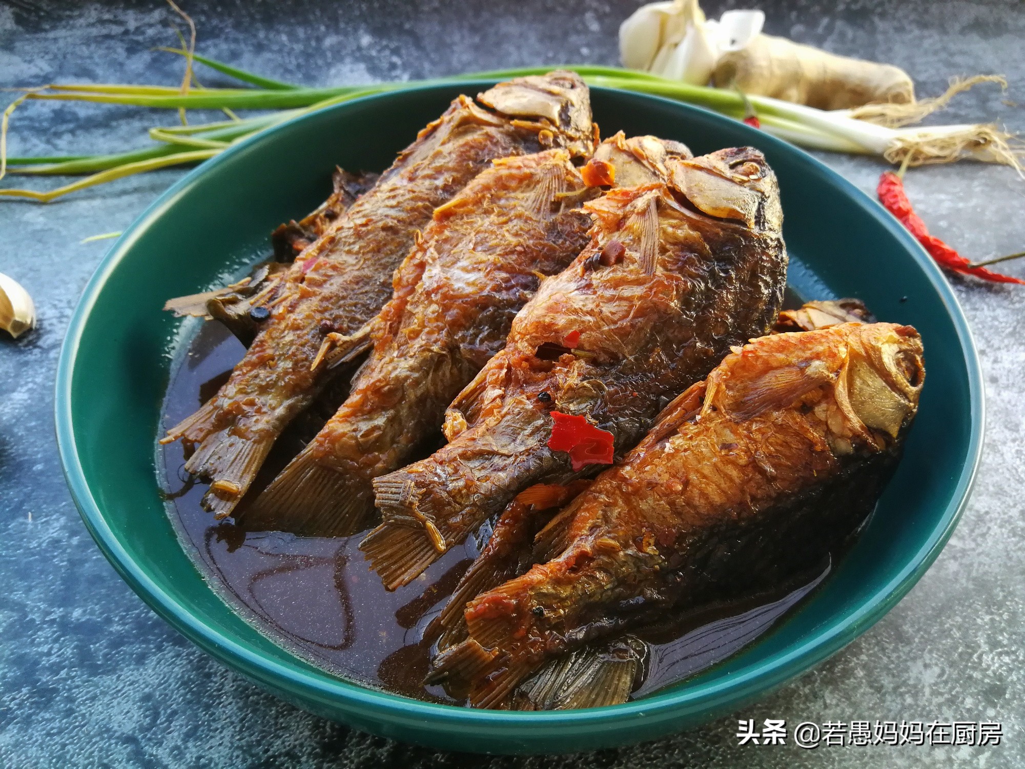 小鲫鱼不油炸怎么炖刺会烂,小鲫鱼怎样烧汤更好吃