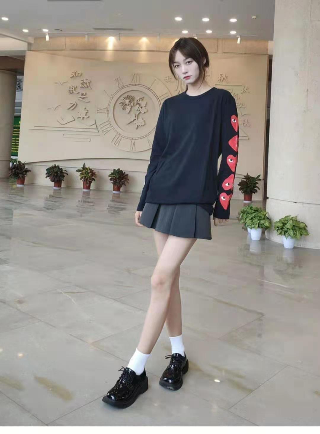 初秋穿搭卫衣真的是初秋必备啦,秋天的时髦搭配有卫衣就够了