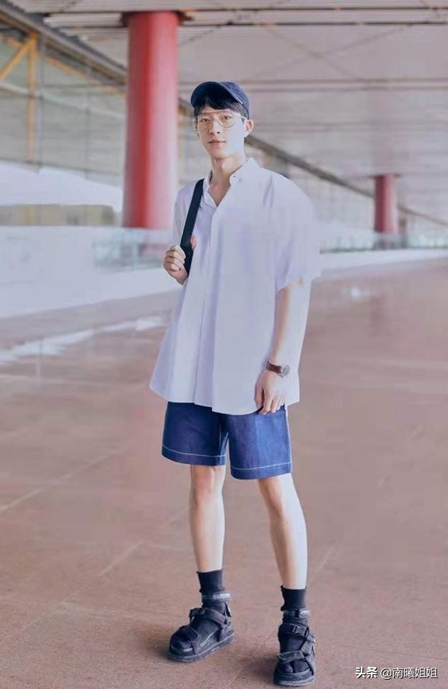 男人过了40岁,买短袖要谨记“3不要”,显得俗气廉价,谁穿谁丑