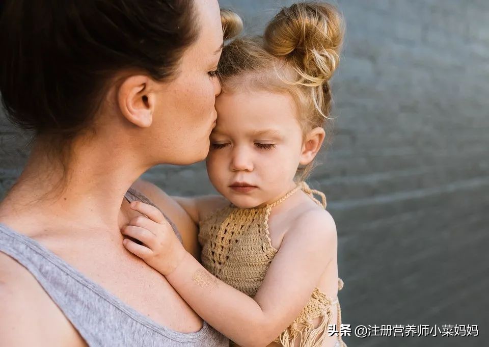 宝宝最近老是哭闹很粘人怎么回事,宝宝最近特别粘人爱哭闹怎么办