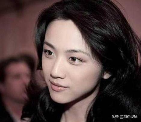 鹿晗打羽毛球关晓彤,鹿晗关晓彤打羽毛球穿的鞋