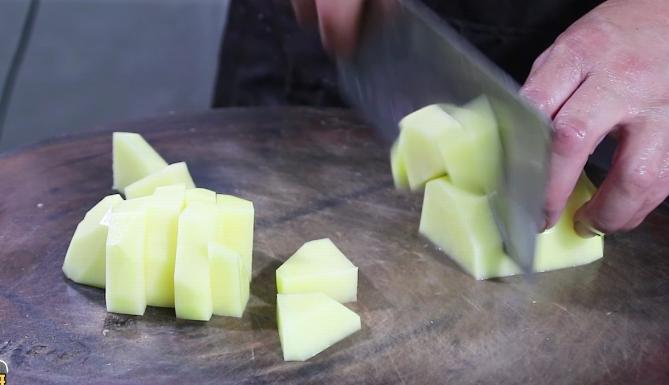 土豆和排骨怎么做才好吃,排骨和土豆的最好做法