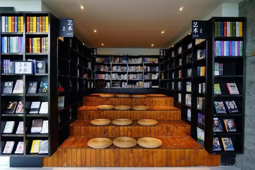 放弃城市40万年薪，夫妻躲进深山造出“最美书店”引600万人围观